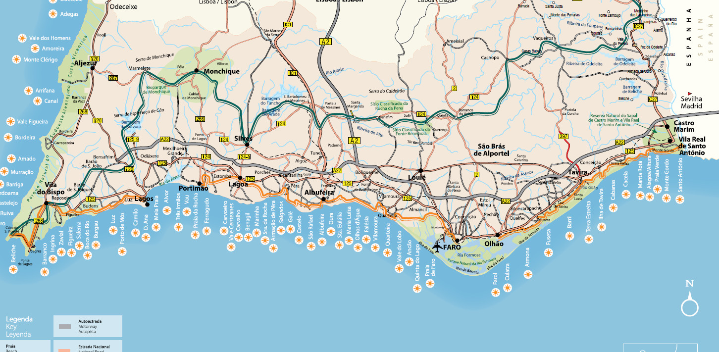 Detailreiche Karte der Algarve mit Straßen, Städten, Flüssen und Küste bei Faro, inklusive Legende und Nordpfeil.