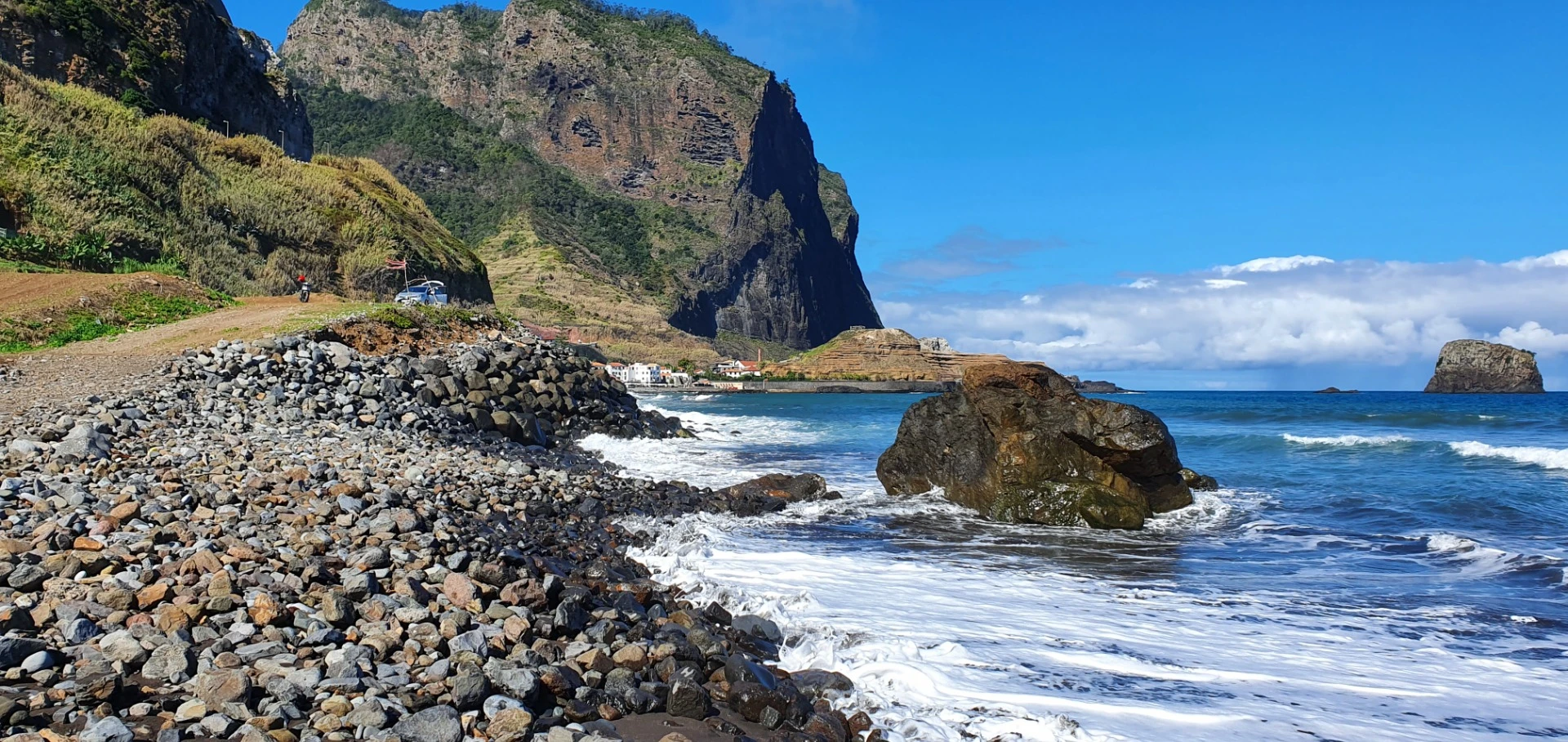 Steinige Bucht an der Küste Madeiras