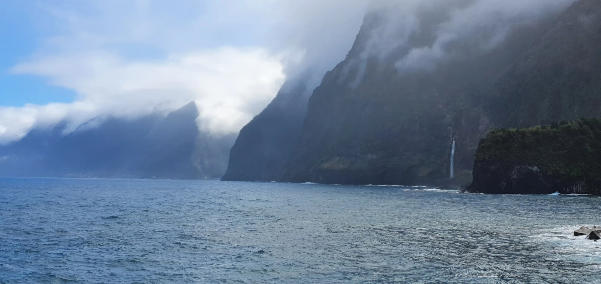 Felsküste und Berge bei Seixal an der Nordküste Madeiras