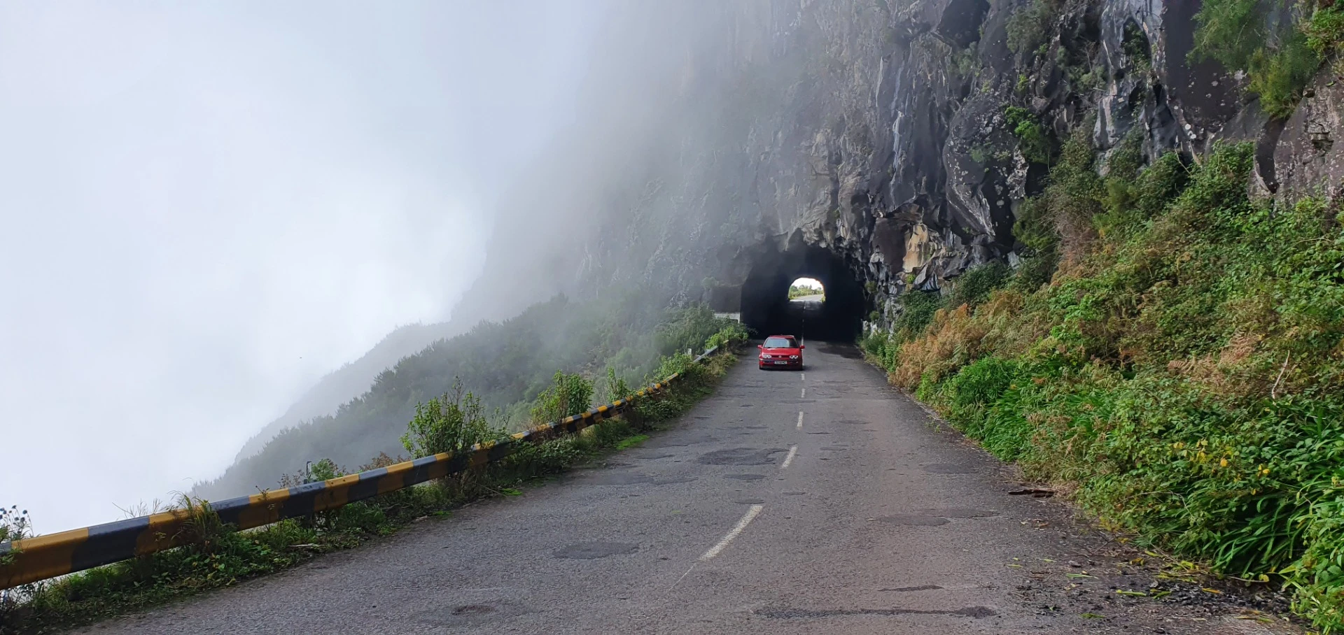 Kurvige Bergstraße auf Madeira