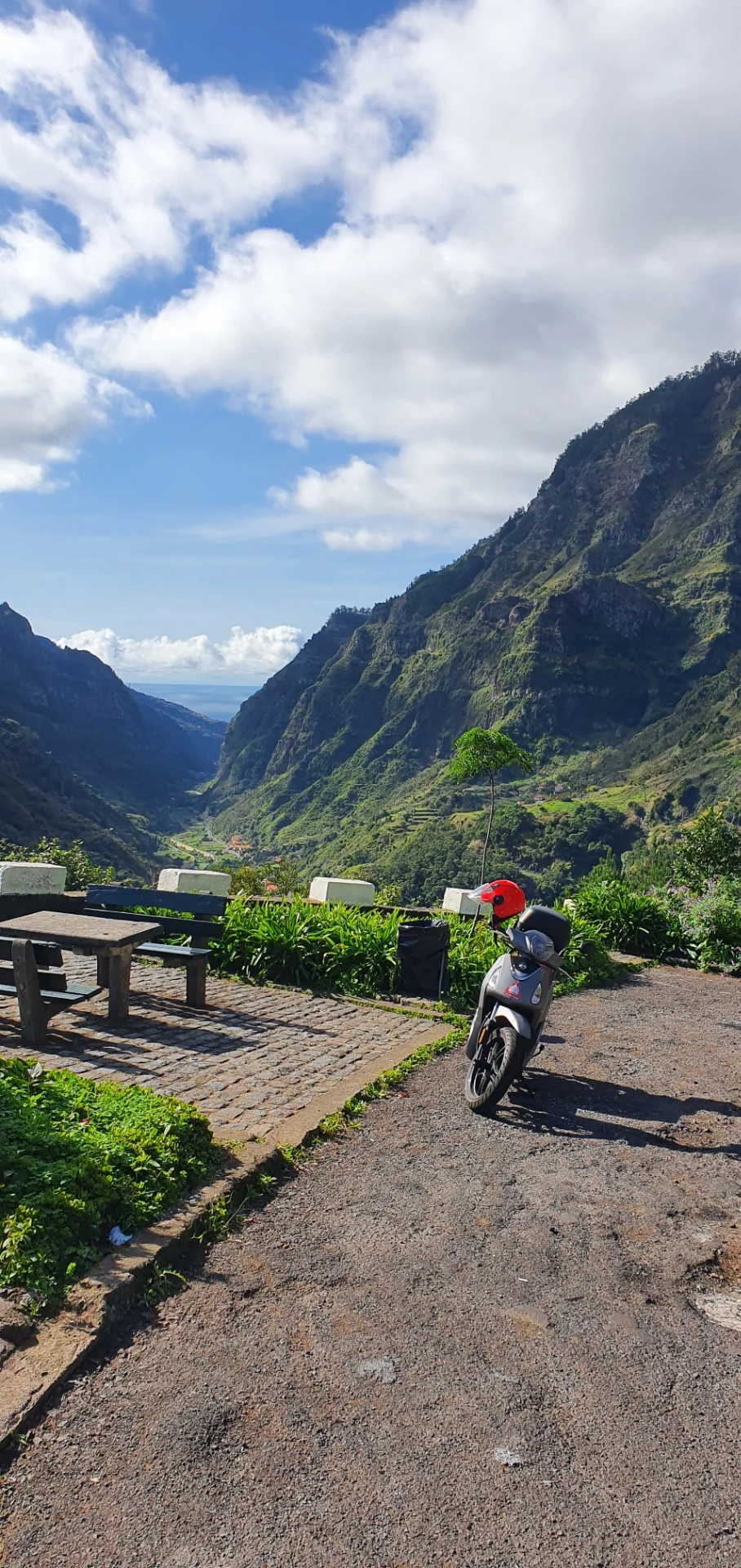 Blick von den zentralen Bergen hinunter nach Ribeira Brava