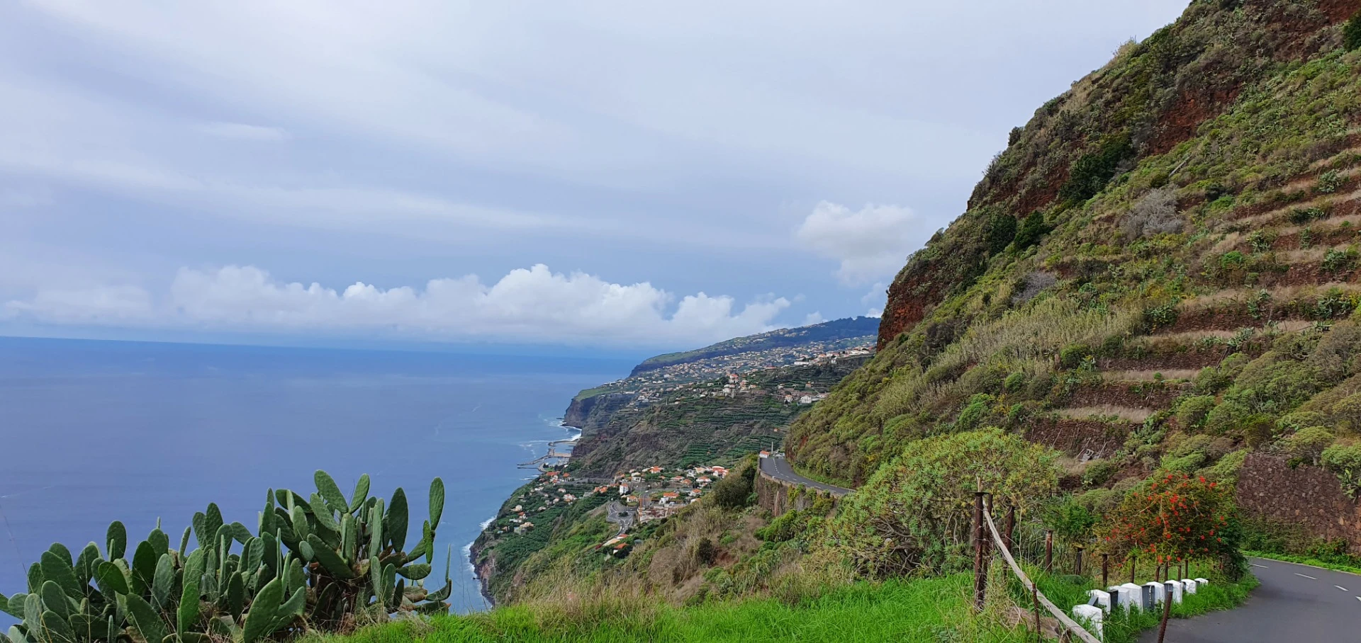 Panorama der Westküste Madeiras mit Steilküste und Atlantik