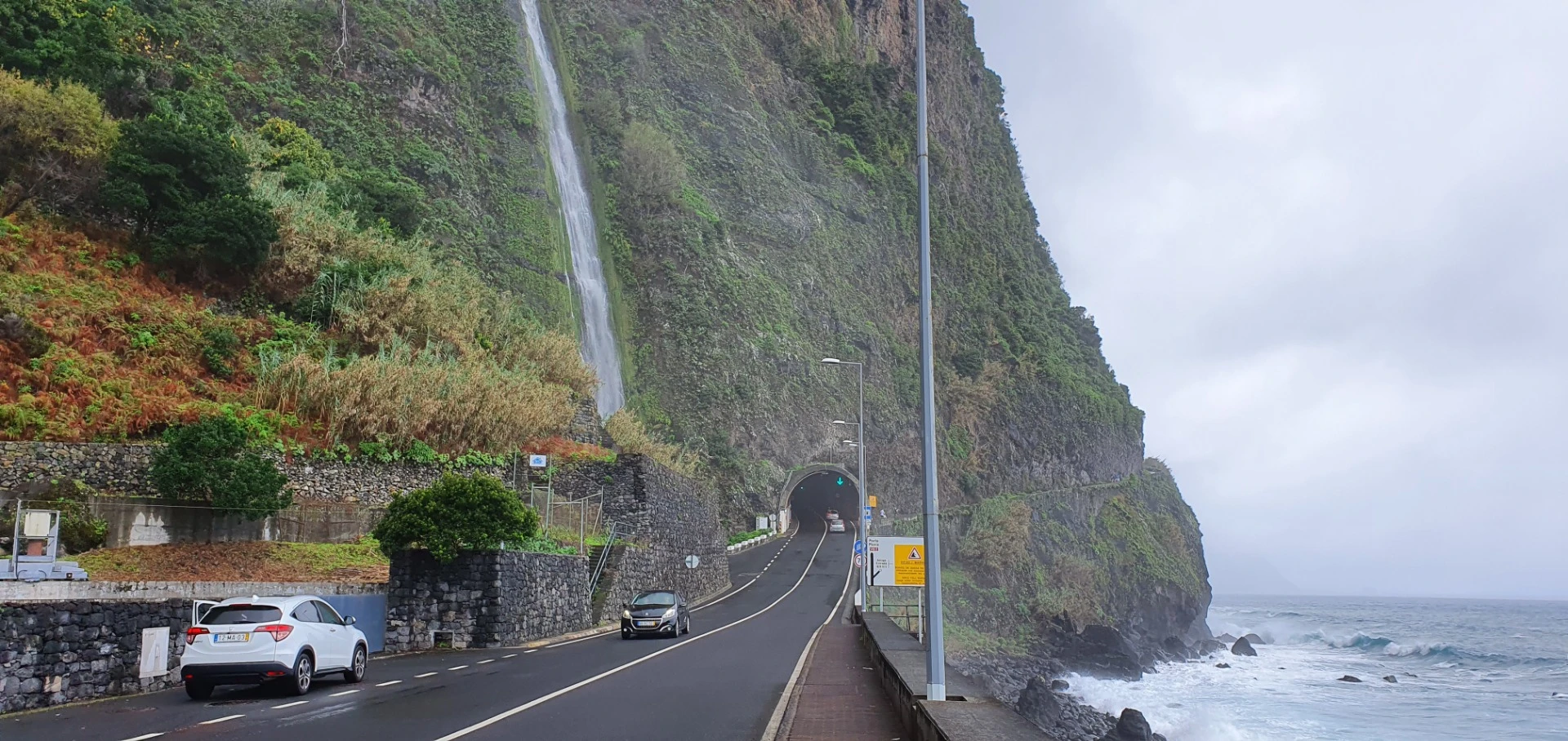 Steilküste und grüne Berghänge bei Seixal auf Madeira