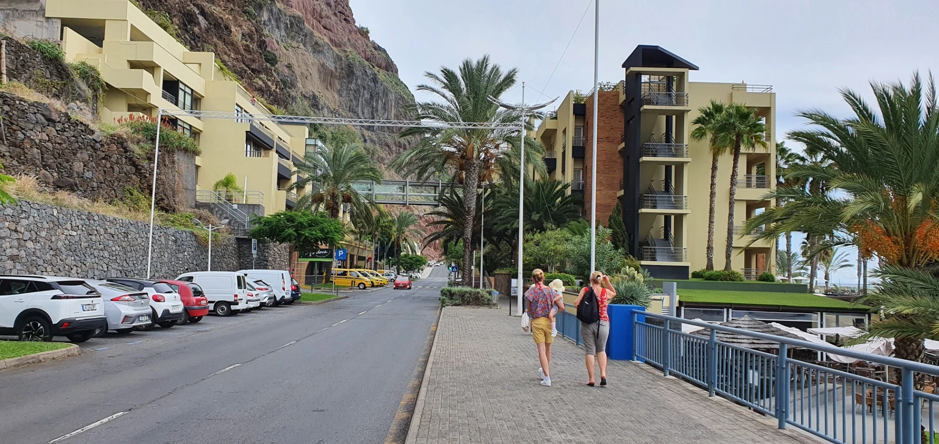 Uferfront von Ponta do Sol mit Pier und Klippen